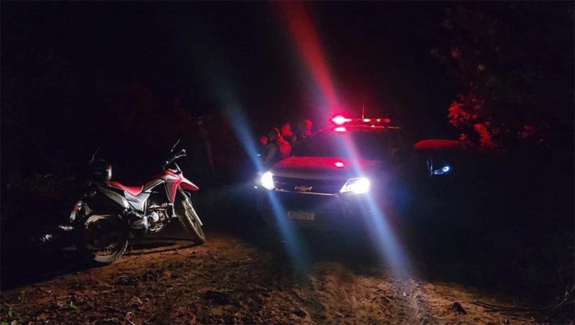 Imagem 1 - Corpo de homem é encontrado em matagal do Sítio Cigano, na zona rural de Mossoró. De acordo com informações do Subtenente Almeida, a vítima é um homem, negro e que estava trajando apenas uma calça legging. O corpo dele já estava em estado de decomposição. Ele foi encontrado por um morador, que acionou a Polícia Militar. No local, ninguém o reconheceu. O corpo foi removido para a sede do Itep, onde passará por exames para determinar se ele foi vítima de violência e qual a causa da morte. Imagem 1 - Corpo de homem é encontrado em matagal do Sítio Cigano, na zona rural de Mossoró. De acordo com informações do Subtenente Almeida, a vítima é um homem, negro e que estava trajando apenas uma calça legging. O corpo dele já estava em estado de decomposição. Ele foi encontrado por um morador, que acionou a Polícia Militar. No local, ninguém o reconheceu. O corpo foi removido para a sede do Itep, onde passará por exames para determinar se ele foi vítima de violência e qual a causa da morte.