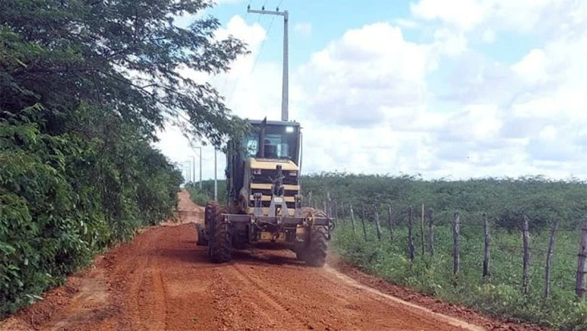 Imagem 1 - Prefeito Alan Silveira explica que além de muito importante para passar equipes de saúde e o transporte escolar, as estradas de acesso a zona rural recuperando-as neste período, ajuda na escoação da produção de frutas, legumes, mel e até a produção da pecuária regional Imagem 1 - Prefeito Alan Silveira explica que além de muito importante para passar equipes de saúde e o transporte escolar, as estradas de acesso a zona rural recuperando-as neste período, ajuda na escoação da produção de frutas, legumes, mel e até a produção da pecuária regional