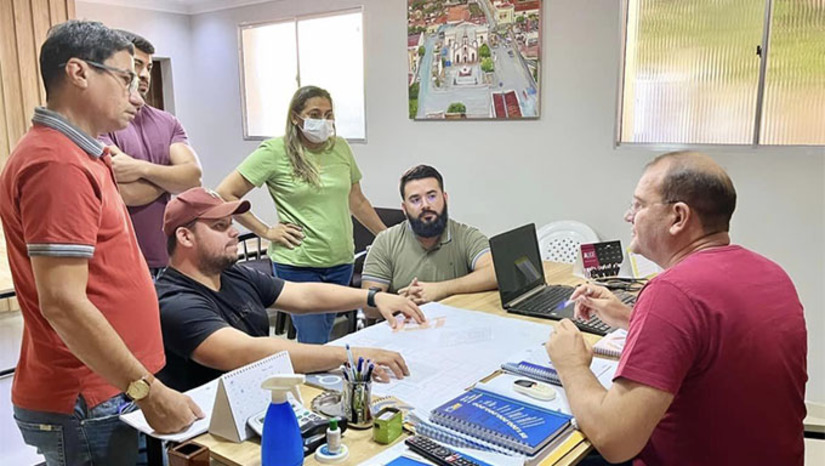Imagem 1 - Os recursos conquistados pelo gestor estão sendo usados para fazer uma escola técnica, uma creche, reformar e ampliar a escola municipal, além de comprar dois ônibus destinar 150 mil para atividades culturais. São recursos conquistados junto ao Governo do Estado e dos mandatos dod deputados federaids Benes Leocádio, Natalia Bonavides e do senador Styvenson Valentin. O Raimundo Pezão, que se orgulha em dizer que é agricultor no cargo de prefeito, afirma que a Educação é o único caminho seguro, firme para o cidadão crescer. Imagem 1 - Os recursos conquistados pelo gestor estão sendo usados para fazer uma escola técnica, uma creche, reformar e ampliar a escola municipal, além de comprar dois ônibus destinar 150 mil para atividades culturais. São recursos conquistados junto ao Governo do Estado e dos mandatos dod deputados federaids Benes Leocádio, Natalia Bonavides e do senador Styvenson Valentin. O Raimundo Pezão, que se orgulha em dizer que é agricultor no cargo de prefeito, afirma que a Educação é o único caminho seguro, firme para o cidadão crescer.