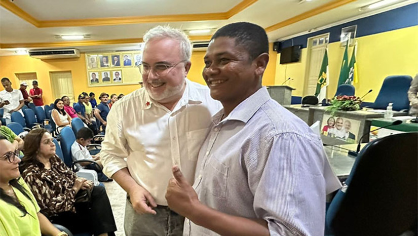 Imagem 1 -  Em Fernando Pedrosa-RN, Jean Paul Prates recebeu o título de Cidadão Honorário e anunciou recursos que ainda lhe cabe indicar no Orçamento Geral da União. O mesmo em Santa Maria, que vai ganhar uma Areninha Potiguar e recebeu recursos para investir em saúde. Lajes, que recebeu recursos para vários setores, entre eles saúde, Jean Paul Prates visitou as instalações da Casa de Apoio aos famílias que precisam de atendimento de média e alta complexidade em Natal e conversou com o prefeito Felipe Menezes sobre projetos futuros. Esta semana, quando voltar ao Rio de Janeiro, Jean Paul Prates deve anunciar mudanças na politica de preços dos combustíveis da Petrobras no Brasil.