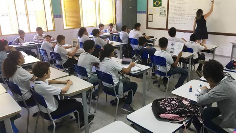 Imagem 1 - Educação do RN será beneficiada com abertura de novas vagas em escolas de tempo integral . O Ministério da Educação irá repassar R$ 4 bilhões a estados e municípios para ampliação das vagas em tempo integral. O anúncio foi feito pelo presidente Lula, em Fortaleza. Ainda segundo o MEC, os recursos serão transferidos levando em consideração a quantidade de matrículas pactuadas entre a pasta federal e as gestões estaduais e municipais, por meio do SIMEC. O RN aguarda a publicação de decreto federal e orientações técnicas do programa para que sejam projetados número de novas vagas e quais escolas serão beneficiadas com esta ação. Neste ano, 25 mil estudantes potiguares têm acesso à educação estadual em tempo integral, em 150 escolas de ensinos fundamental e médio que ofertam a modalidade. Imagem 1 - Educação do RN será beneficiada com abertura de novas vagas em escolas de tempo integral . O Ministério da Educação irá repassar R$ 4 bilhões a estados e municípios para ampliação das vagas em tempo integral. O anúncio foi feito pelo presidente Lula, em Fortaleza. Ainda segundo o MEC, os recursos serão transferidos levando em consideração a quantidade de matrículas pactuadas entre a pasta federal e as gestões estaduais e municipais, por meio do SIMEC. O RN aguarda a publicação de decreto federal e orientações técnicas do programa para que sejam projetados número de novas vagas e quais escolas serão beneficiadas com esta ação. Neste ano, 25 mil estudantes potiguares têm acesso à educação estadual em tempo integral, em 150 escolas de ensinos fundamental e médio que ofertam a modalidade.