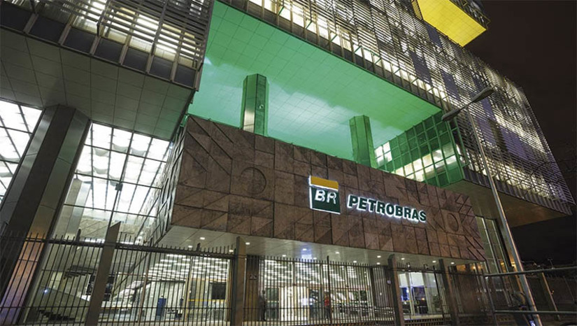 Imagem 1 - “A Petrobras vai ser mais eficiente e competitiva”, diz Jean Paul Prates sobre nova política de preços. A Petrobras anunciou, nesta segunda-feira (15), a estratégia comercial para definição de preços de diesel e gasolina da Petrobras, em substituição à política de preços de diesel e gasolina comercializados por suas refinarias. O anúncio encerra a subordinação obrigatória ao preço de paridade de importação, mantendo o alinhamento aos preços competitivos por polo de venda, tendo em vista a melhor alternativa acessível aos clientes. Vamos continuar seguindo as referências de mercado, sem abdicar das vantagens competitivas de ser uma empresa com grande capacidade de produção e estrutura de escoamento e transporte em todo o país”, disse o Presidente da estatal. Imagem 1 - “A Petrobras vai ser mais eficiente e competitiva”, diz Jean Paul Prates sobre nova política de preços. A Petrobras anunciou, nesta segunda-feira (15), a estratégia comercial para definição de preços de diesel e gasolina da Petrobras, em substituição à política de preços de diesel e gasolina comercializados por suas refinarias. O anúncio encerra a subordinação obrigatória ao preço de paridade de importação, mantendo o alinhamento aos preços competitivos por polo de venda, tendo em vista a melhor alternativa acessível aos clientes. Vamos continuar seguindo as referências de mercado, sem abdicar das vantagens competitivas de ser uma empresa com grande capacidade de produção e estrutura de escoamento e transporte em todo o país”, disse o Presidente da estatal.