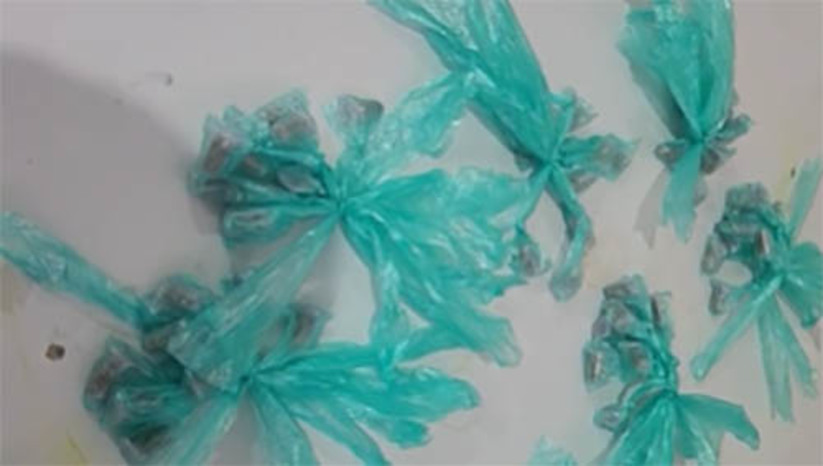 Imagem 1 - “Tem 100 vezes a potência de um canabinoide natural”, diz perito sobre a “droga zumbie” . Cerca de 190 pinos do que parece ser a droga K9 foram apreendidos pela Delegacia de Narcóticos de Mossoró, nesta terça-feira (16), em uma encomenda que havia sido enviada por meio dos correios. O perito e toxicologista Clélio Soares, explicou que se trata de um canabinoide sintético que entrou no Brasil e já se popularizou, principalmente devido ao baixo custo. Ela faz com que os usuários entrem em um quadro abrupto de sintomas, que podem levar a alucinações e parada cardíaca. “Então é um problema de saúde pública, se realmente essa droga estiver circulando por aqui”, disse”, O material apreendido foi encaminhado para que a perícia possa confirmar se realmente se trata da “droga zumbie”. Imagem 1 - “Tem 100 vezes a potência de um canabinoide natural”, diz perito sobre a “droga zumbie” . Cerca de 190 pinos do que parece ser a droga K9 foram apreendidos pela Delegacia de Narcóticos de Mossoró, nesta terça-feira (16), em uma encomenda que havia sido enviada por meio dos correios. O perito e toxicologista Clélio Soares, explicou que se trata de um canabinoide sintético que entrou no Brasil e já se popularizou, principalmente devido ao baixo custo. Ela faz com que os usuários entrem em um quadro abrupto de sintomas, que podem levar a alucinações e parada cardíaca. “Então é um problema de saúde pública, se realmente essa droga estiver circulando por aqui”, disse”, O material apreendido foi encaminhado para que a perícia possa confirmar se realmente se trata da “droga zumbie”.