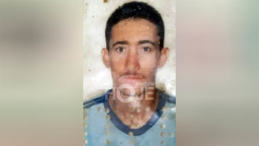 Imagem 1 -  Flanelinha é morto a tiros próximo a praça das Malvinas, em Mossoró. Manoel Reis de França, de 46 anos, trafegava em sua bicicleta, quando foi alvejado, no início da tarde desta quinta-feira (18). Segundo informações da Delegada Cristiane Magalhães, da DHPP, a vítima foi alvejada com quatro disparos de munição calibre .380. No local, ninguém quis comentar o crime. A Polícia Civil colheu algumas informações preliminares para dar início às investigações. O corpo de Manoel foi removido para exames na sede do Itep.