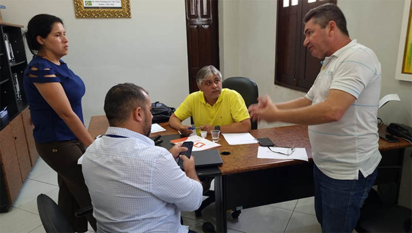 Imagem 1 -  Prefeitura de Governador discute demandas prioritárias de abastecimento em reunião com a Caern. O encontro ocorreu no Gabinete do Prefeito, Dr. Artur Vale, e contou com a participação do secretário municipal de Obras, Transportes e Urbanismo, Genivaldo Felipe; do diretor da Regional Oeste da Caern, José Celino, além dos engenheiros da companhia, Alysson Dionísio e José Ronaldo.