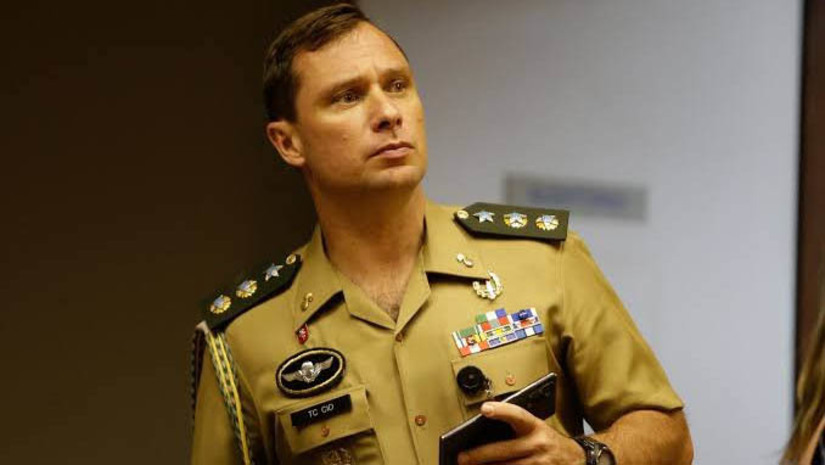 Imagem 1 -  Mauro Cid fica em silêncio durante seu depoimento à Polícia Federal nesta quinta, 18. O ex-ajudante de ordens do ex-presidente Jair Bolsonaro foi chamado pela PF para dar explicações no caso que investiga fraude nos cartões de vacina do ex-presidente, da filha adolescente e de outras pessoas do entorno de Bolsonaro. Cid foi preso em razão dessa investigação há 15 dias. No depoimento, ele alegou que não teve acesso ao conteúdo integral da investigação. Diante disso, a PF não insistiu em fazer perguntas.