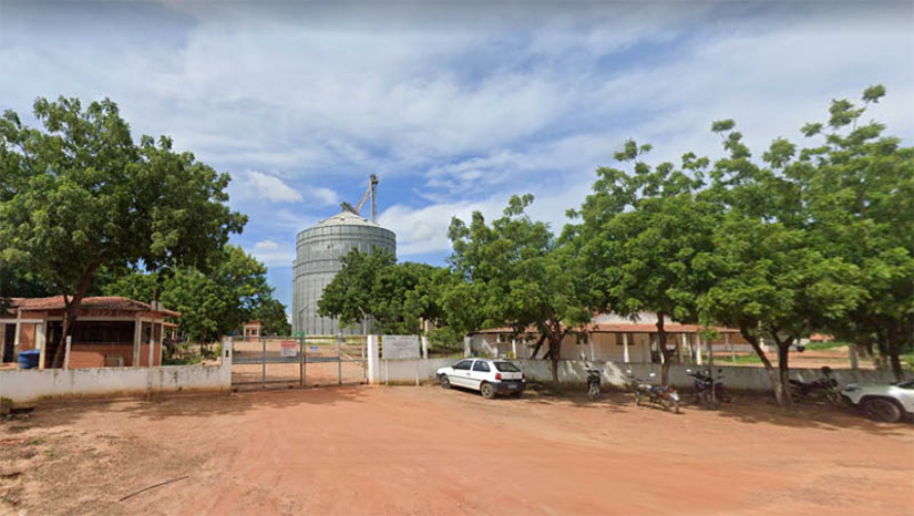 Imagem 1 - Decisão do Idema de paralisar atividade da granja Aviforte é suspensa pela Justiça. O Idema havia notificado a granja, localizada em Mossoró, a paralisar suas atividades, na terça-feira (16), alegando que a empresa atua em desacordo com as regras ambientais, pondo em risco o meio ambiente, bem como a população. Na decisão, o juiz da 1ª Vara da Fazenda Pública da Comarca de Mossoró, entendeu que a sanção aplicada pelo Idema “viola os princípios da proporcionalidade e da razoabilidade, atingindo diretamente a legalidade do ato, na medida em que não se mostra adequada para os fins a que se destinam”. Ainda segundo o magistrado, a suspensão da licença de operação e das atividades da granja Aviforte poderá acarretar na demissão de todos os trabalhadores do local. Imagem 1 - Decisão do Idema de paralisar atividade da granja Aviforte é suspensa pela Justiça. O Idema havia notificado a granja, localizada em Mossoró, a paralisar suas atividades, na terça-feira (16), alegando que a empresa atua em desacordo com as regras ambientais, pondo em risco o meio ambiente, bem como a população. Na decisão, o juiz da 1ª Vara da Fazenda Pública da Comarca de Mossoró, entendeu que a sanção aplicada pelo Idema “viola os princípios da proporcionalidade e da razoabilidade, atingindo diretamente a legalidade do ato, na medida em que não se mostra adequada para os fins a que se destinam”. Ainda segundo o magistrado, a suspensão da licença de operação e das atividades da granja Aviforte poderá acarretar na demissão de todos os trabalhadores do local.