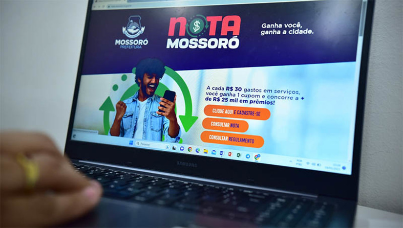 Imagem 1 - Prefeitura divulga nomes dos vencedores do primeiro sorteio do “Nota Mossoró” . O sorteio aconteceu na quarta-feira (17), por meio da loteria federal. No total, mais de R$ 25 mil foram sorteados, contemplando cinco vencedores. O próximo sorteio do “Nota Mossoró” acontece no dia 19 de julho. O cadastro no programa pode ser feito através do endereço eletrônico nota.mossoro.rn.gov.br. A cada R$ 30 gastos em serviços, o contribuinte cadastrado que solicitar a inclusão do CPF na nota fiscal, vai concorrer à premiação, o cupom é automaticamente computado no sistema e possui o número que será sorteado pela Loteria Federal. Imagem 1 - Prefeitura divulga nomes dos vencedores do primeiro sorteio do “Nota Mossoró” . O sorteio aconteceu na quarta-feira (17), por meio da loteria federal. No total, mais de R$ 25 mil foram sorteados, contemplando cinco vencedores. O próximo sorteio do “Nota Mossoró” acontece no dia 19 de julho. O cadastro no programa pode ser feito através do endereço eletrônico nota.mossoro.rn.gov.br. A cada R$ 30 gastos em serviços, o contribuinte cadastrado que solicitar a inclusão do CPF na nota fiscal, vai concorrer à premiação, o cupom é automaticamente computado no sistema e possui o número que será sorteado pela Loteria Federal.