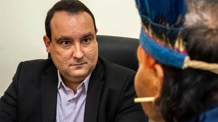 Imagem 1 - Ex-presidente da Funai é indiciado por omissão no caso Dom e Bruno. Segundo a Polícia Federal, Marcelo Xavier foi omisso por não ter tomado as providências necessárias para combater a insegurança gerada pelos conflitos na região amazônica, que resultou nos assassinatos do indigenista brasileiro Bruno Pereira e do jornalista britânico Dom Phillips. No entendimento da PF, o ex-presidente da Funai recebeu várias notificações sobre os perigos na região, principalmente após a morte do servidor Maxciel dos Santos, mas não tomou nenhuma providência. Imagem 1 - Ex-presidente da Funai é indiciado por omissão no caso Dom e Bruno. Segundo a Polícia Federal, Marcelo Xavier foi omisso por não ter tomado as providências necessárias para combater a insegurança gerada pelos conflitos na região amazônica, que resultou nos assassinatos do indigenista brasileiro Bruno Pereira e do jornalista britânico Dom Phillips. No entendimento da PF, o ex-presidente da Funai recebeu várias notificações sobre os perigos na região, principalmente após a morte do servidor Maxciel dos Santos, mas não tomou nenhuma providência.