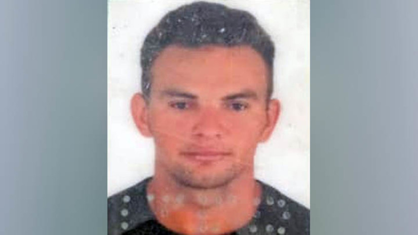Imagem 1 - Homem é executado dentro de casa no bairro Leandro Bezerra, em Caraúbas. A vítima foi identificada como José Anailton Fernandes da Silva, de 36 anos. De acordo com informações da Polícia Militar, o crime aconteceu por volta da 00h deste domingo (21), mas a guarnição só foi informada já durante a manhã. Ainda segundo a PM, o homem foi executado dentro da rede onde estava dormindo. Não havia sinais de arrombamento, provavelmente ele dormia com as portas abertas. Imagem 1 - Homem é executado dentro de casa no bairro Leandro Bezerra, em Caraúbas. A vítima foi identificada como José Anailton Fernandes da Silva, de 36 anos. De acordo com informações da Polícia Militar, o crime aconteceu por volta da 00h deste domingo (21), mas a guarnição só foi informada já durante a manhã. Ainda segundo a PM, o homem foi executado dentro da rede onde estava dormindo. Não havia sinais de arrombamento, provavelmente ele dormia com as portas abertas.