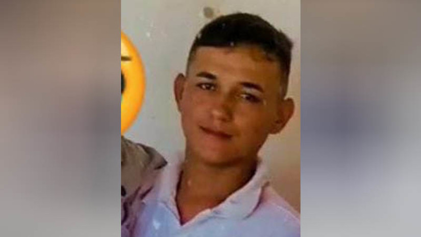Imagem 1 - Jovem de 23 anos é morto a tiros no distrito de Soledade, em Apodi. O crime aconteceu por volta das 22h deste domingo (21). De acordo com informações da Polícia Militar, a vítima, identificada como Antônio Marlos da Silva, estava na praça do distrito, em uma comemoração. Ao deixar o local, acompanhado da esposa, foi alvejado a tiros, por duas pessoas que se aproximaram em uma motocicleta. A motivação do crime, bem como a autoria ainda não foi identificada. O caso será investigado pela polícia civil. Imagem 1 - Jovem de 23 anos é morto a tiros no distrito de Soledade, em Apodi. O crime aconteceu por volta das 22h deste domingo (21). De acordo com informações da Polícia Militar, a vítima, identificada como Antônio Marlos da Silva, estava na praça do distrito, em uma comemoração. Ao deixar o local, acompanhado da esposa, foi alvejado a tiros, por duas pessoas que se aproximaram em uma motocicleta. A motivação do crime, bem como a autoria ainda não foi identificada. O caso será investigado pela polícia civil.