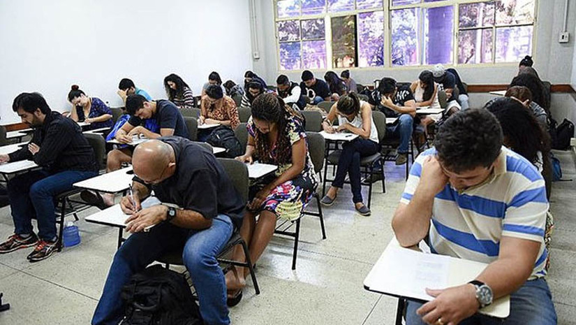 Imagem 1 - Interessados em participar do Encceja 2023 podem se inscrever até o dia 2 de junho. O prazo também vale para as solicitações de atendimento especializado e de tratamento por nome social. As provas, tanto para o ensino fundamental quanto para o médio, serão aplicadas no dia 27 de agosto. O Exame Nacional para Certificação de Competências de Jovens e Adultos (Encceja), realizado desde 2002, afere competências, habilidades e saberes de jovens e adultos que não concluíram o ensino fundamental ou médio na idade adequada. Imagem 1 - Interessados em participar do Encceja 2023 podem se inscrever até o dia 2 de junho. O prazo também vale para as solicitações de atendimento especializado e de tratamento por nome social. As provas, tanto para o ensino fundamental quanto para o médio, serão aplicadas no dia 27 de agosto. O Exame Nacional para Certificação de Competências de Jovens e Adultos (Encceja), realizado desde 2002, afere competências, habilidades e saberes de jovens e adultos que não concluíram o ensino fundamental ou médio na idade adequada.