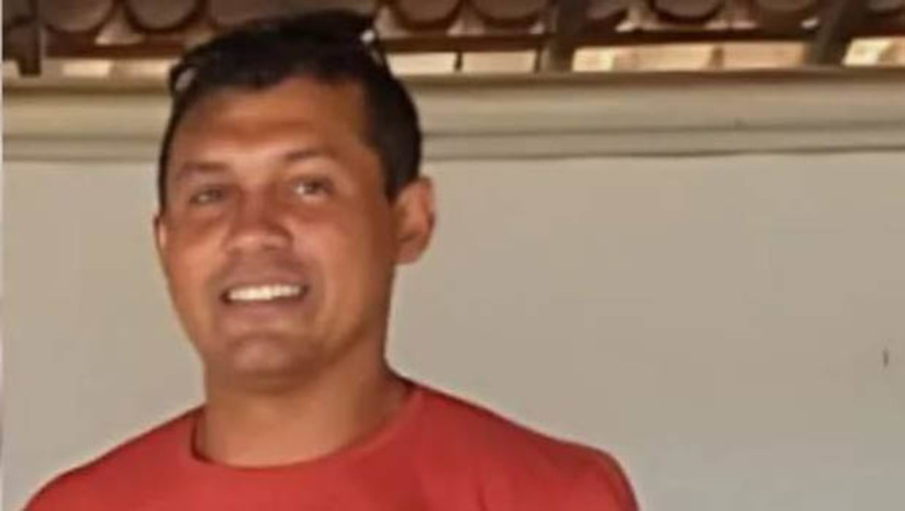 Imagem 1 -  Homem baleado pelo próprio filho morre no hospital regional de Pau dos Ferros. Francisco Neurivan da Silva, de 45 anos, morreu no final da noite desta segunda-feira (22). Ele estava internado desde o domingo (21), no Hospital Regional Dr. Cleodon Carlos de Andrade, após ter sido baleado pelo próprio filho, Ryan Coelho Souza. O crime aconteceu no bairro Manoel Deodato. Os dois estavam bebendo e tiveram um desentendimento que levou a uma luta corporal. Em seguida, o filho deixou o local e voltou logo depois, portando uma arma de fogo. Ele desferiu cerca de 5 disparos contra o pai e fugiu em seguida. 