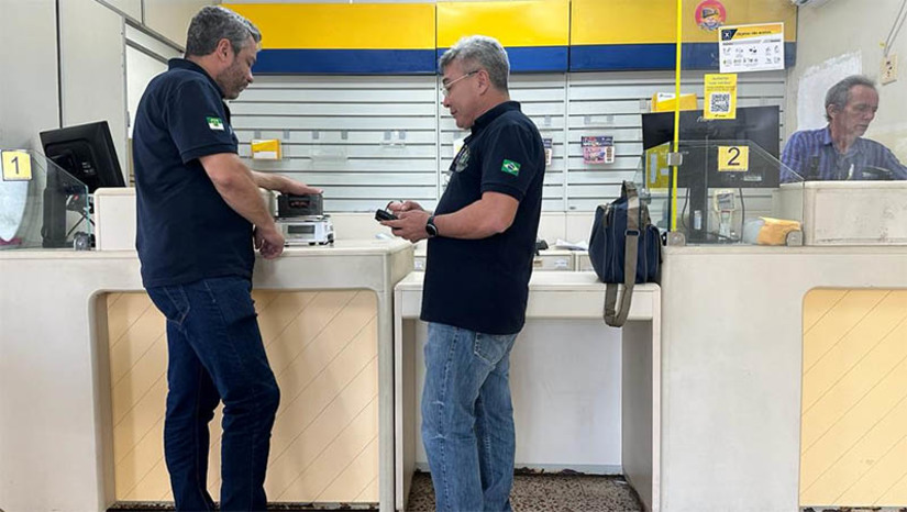 Imagem 1 - IPEM/RN realização fiscalização de equipamentos em Mossoró e mais 25 municípios do RN. Foram fiscalizadas 471 bombas de combustíveis, 75 dispensers de GNV e 372 balanças comerciais. Do total de verificações, 6% dos instrumentos foram reprovados por alguma irregularidade e deverão passar por reparo antes de serem utilizados novamente. “O objetivo é garantir que esses equipamentos tão essenciais ao cotidiano da população estejam funcionando corretamente e garantir a segurança e a proteção do consumidor”, afirma o diretor-geral do IPEM/RN, Hugo Araújo. Imagem 1 - IPEM/RN realização fiscalização de equipamentos em Mossoró e mais 25 municípios do RN. Foram fiscalizadas 471 bombas de combustíveis, 75 dispensers de GNV e 372 balanças comerciais. Do total de verificações, 6% dos instrumentos foram reprovados por alguma irregularidade e deverão passar por reparo antes de serem utilizados novamente. “O objetivo é garantir que esses equipamentos tão essenciais ao cotidiano da população estejam funcionando corretamente e garantir a segurança e a proteção do consumidor”, afirma o diretor-geral do IPEM/RN, Hugo Araújo.