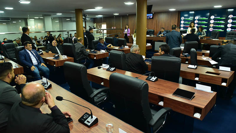 Imagem 1 - Criação do Programa Jovem Futuro é aprovada por unanimidade na Câmara de Mossoró. Previsto no Projeto de Lei do Executivo 54/2023, o programa é uma iniciativa da Prefeitura para ofertar a jovens formação cidadã, qualificação profissional e formação em empreendedorismo. Como foi aprovado sem alterações, nesta terça-feira (23), o projeto segue à sanção da Prefeitura. O texto autoriza à Prefeitura firmar parcerias com outros entes estatais e organizações da sociedade para viabilizar o Programa Jovem do Futuro. Imagem 1 - Criação do Programa Jovem Futuro é aprovada por unanimidade na Câmara de Mossoró. Previsto no Projeto de Lei do Executivo 54/2023, o programa é uma iniciativa da Prefeitura para ofertar a jovens formação cidadã, qualificação profissional e formação em empreendedorismo. Como foi aprovado sem alterações, nesta terça-feira (23), o projeto segue à sanção da Prefeitura. O texto autoriza à Prefeitura firmar parcerias com outros entes estatais e organizações da sociedade para viabilizar o Programa Jovem do Futuro.