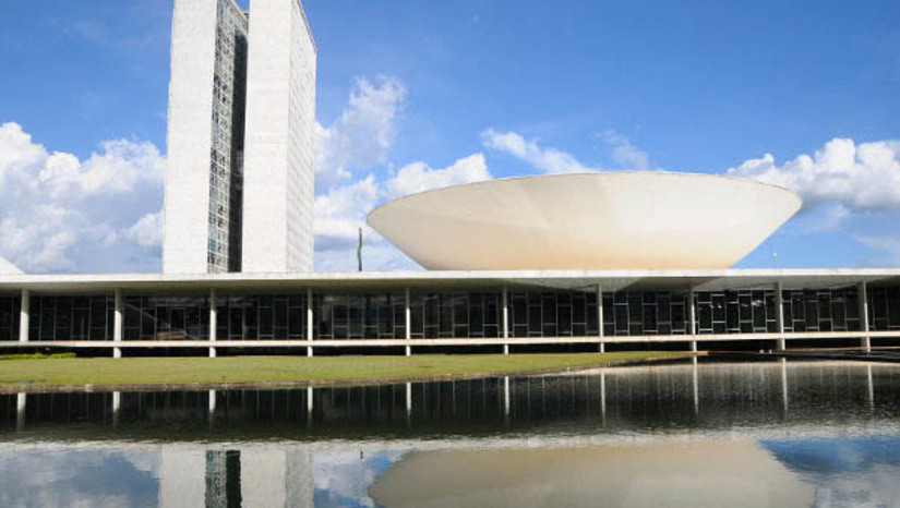   [COLUNA ESPLANADA] Além de intensificar a liberação de emendas parlamentares para tentar evitar nova derrota na votação do arcabouço fiscal, o Governo afaga deputados com a promessa de que recursos represados desde a gestão do ex-presidente Jair Bolsonaro também serão destravados nos próximos dias. O levantamento dos chamados “restos a pagar” está sendo feito a toque de caixa pelos ministérios. Às vésperas da votação do arcabouço, o Ministério da Saúde liberou mais de R$ 1,2 bi em emendas.