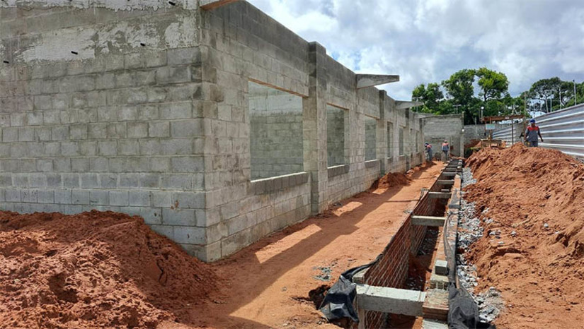 Imagem 1 - Projeto dos IERNs seguem modelo de construção mais sustentável . As obras dos IERNs seguem avançando em 10 municípios do estado. Após sua conclusão, cada unidade contará com 12 salas de aula, laboratórios, biblioteca, auditório, espaços de convivência, quadra poliesportiva e bloco administrativo. “Toda estrutura foi projetada para que a execução do projeto pudesse ser feita dentro de um modelo de construção mais sustentável possível e para que a instituição possa adotar uma série de medidas de maior eficiência energética e aproveitamento de recursos naturais, com soluções como reúso das águas pluviais, áreas verdes e captação de energia solar por meio de painéis fotovoltaicos”, afirmou o secretário da Infraestrutura Gustavo Coelho. Imagem 1 - Projeto dos IERNs seguem modelo de construção mais sustentável . As obras dos IERNs seguem avançando em 10 municípios do estado. Após sua conclusão, cada unidade contará com 12 salas de aula, laboratórios, biblioteca, auditório, espaços de convivência, quadra poliesportiva e bloco administrativo. “Toda estrutura foi projetada para que a execução do projeto pudesse ser feita dentro de um modelo de construção mais sustentável possível e para que a instituição possa adotar uma série de medidas de maior eficiência energética e aproveitamento de recursos naturais, com soluções como reúso das águas pluviais, áreas verdes e captação de energia solar por meio de painéis fotovoltaicos”, afirmou o secretário da Infraestrutura Gustavo Coelho.
