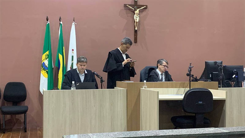 Imagem 1 - Pedreiro vai a júri popular por tentar matar servidor do HRTM com um tensiômetro de coluna. Francisco Canindé Oliveira dos Santos, de 45 anos, senta no banco dos réus do Fórum Municipal Desembargador Silveira nesta quinta-feira (25), onde será julgado pela tentativa de homicídio contra Wilkerson Roberto Brito de Oliveira. O caso aconteceu no dia 10 de março de 2021, nas dependências do Hospital Regional Tarcísio Maia, em Mossoró. O réu aguardava por um exame, quando pegou um tensiômetro de coluna, aparelho utilizado para medição de pressão, e desferiu vários golpes contra a vítima. A motivação do ataque é desconhecida. Imagem 1 - Pedreiro vai a júri popular por tentar matar servidor do HRTM com um tensiômetro de coluna. Francisco Canindé Oliveira dos Santos, de 45 anos, senta no banco dos réus do Fórum Municipal Desembargador Silveira nesta quinta-feira (25), onde será julgado pela tentativa de homicídio contra Wilkerson Roberto Brito de Oliveira. O caso aconteceu no dia 10 de março de 2021, nas dependências do Hospital Regional Tarcísio Maia, em Mossoró. O réu aguardava por um exame, quando pegou um tensiômetro de coluna, aparelho utilizado para medição de pressão, e desferiu vários golpes contra a vítima. A motivação do ataque é desconhecida.