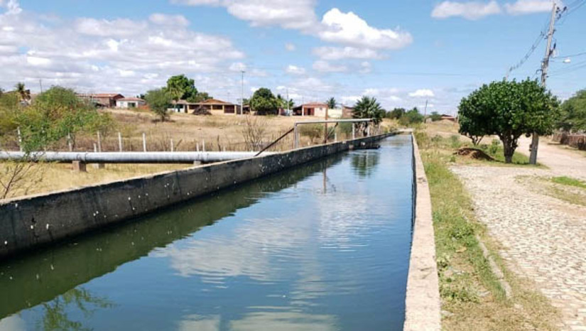 Imagem 1 - Vale do Açu terá suspensão temporária de abastecimento por manutenção no Canal do Pataxó. O canal tem 9 quilômetros de extensão, iniciando-se na barragem Armando Ribeiro Gonçalves, ponto de captação, até o Rio Pataxó no município de Ipanguaçu. Além de água para irrigação e para abastecimento de comunidades rurais, ele também serve de ponto de captação da Adutora Sertão Central Cabugi. Os reparos serão executados em 100 pontos, tendo sido determinado que o Igarn realizará a medição da vazão no ponto final do canal, conhecido como Bico do Pato, bem como nas proximidades de possíveis pontos de captação, a fim de definir qual a vazão necessária para a manutenção do abastecimento. Imagem 1 - Vale do Açu terá suspensão temporária de abastecimento por manutenção no Canal do Pataxó. O canal tem 9 quilômetros de extensão, iniciando-se na barragem Armando Ribeiro Gonçalves, ponto de captação, até o Rio Pataxó no município de Ipanguaçu. Além de água para irrigação e para abastecimento de comunidades rurais, ele também serve de ponto de captação da Adutora Sertão Central Cabugi. Os reparos serão executados em 100 pontos, tendo sido determinado que o Igarn realizará a medição da vazão no ponto final do canal, conhecido como Bico do Pato, bem como nas proximidades de possíveis pontos de captação, a fim de definir qual a vazão necessária para a manutenção do abastecimento.