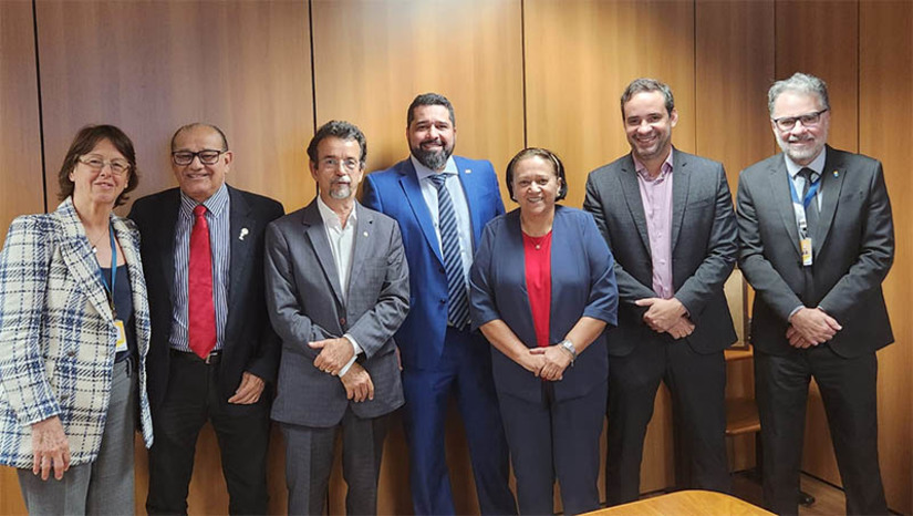 Imagem 1 -  Governo pleiteia instalação de um centro de distribuição de encomendas dos Correios no RN. O assunto foi tema de conversa entre a governadora Fátima Bezerra e o presidente dos Correios, Fabiano Silva dos Santos, nesta quarta-feira (24), em Brasília. Segundo Fabiano, o estado potiguar é o local mais indicado para sediar o Centro. “Nossos estudos indicam que precisamos ter o Hub no Nordeste e que o Estado do Rio Grande do Norte tem maior viabilidade técnica para esse Hub Internacional dos Correios. O RN é a melhor opção que temos hoje”, avaliou. A instalação da unidade no estado contribuiria para descentralizar as operações da empresa das regiões sul e sudeste, melhorando os prazos de entrega e beneficiando especialmente as empresas de micro e pequeno porte.