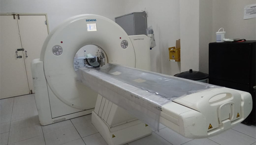 Imagem 1 -  O equipamento estava quebrado desde o dia 11 de março deste ano. A peça quebrada é uma ampola que custa R$ 700 mil, e chegou ontem (24) à unidade hospitalar. A peça já foi instalada e os exames já estão sendo realizados. Com a falta do equipamento, a Sesap recomendou inicialmente que os pacientes fossem levados para fazer tomografias em Pau dos Ferros ou Natal, para só então serem atendidos na unidade. Mas depois emitiu nota informando que os exames seriam realizados no hospital da Liga Mossoroense de Estudos e Combate ao Câncer (LMECC).