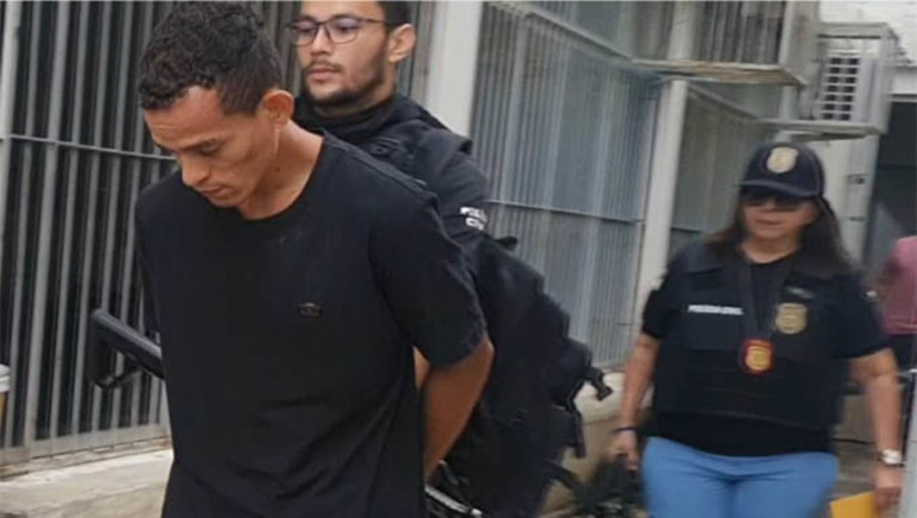 Imagem 1 - Marcos Suarisson, de 27 anos, matou o motorista Manoel Bezerra, de 47 anos, em Natal, baleou de raspão um instrutor de academia, fez uma mulher refém e fugiu com o carro do motorista assassinado, na manhã desta quarta-feira, 24, na zona norte de Natal. Depois ele fugiu, tendo sido localizado quando chegava em Mossoró, pela BR 304, pela PRF, apresentado a Polícia Civil, que de imediato o transferiu para Natal, onde vai responder pelos crimes cometidos na capital (Foto: Fim da Linha) Imagem 1 - Marcos Suarisson, de 27 anos, matou o motorista Manoel Bezerra, de 47 anos, em Natal, baleou de raspão um instrutor de academia, fez uma mulher refém e fugiu com o carro do motorista assassinado, na manhã desta quarta-feira, 24, na zona norte de Natal. Depois ele fugiu, tendo sido localizado quando chegava em Mossoró, pela BR 304, pela PRF, apresentado a Polícia Civil, que de imediato o transferiu para Natal, onde vai responder pelos crimes cometidos na capital (Foto: Fim da Linha)