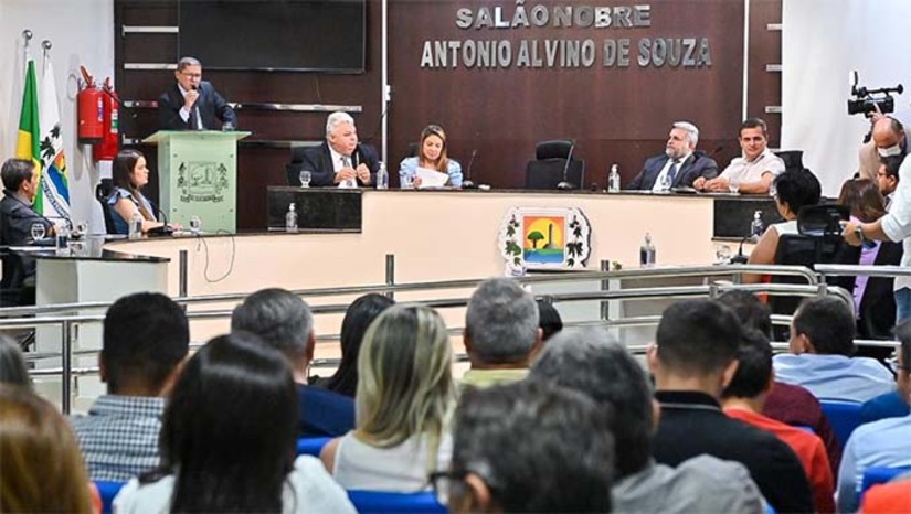 Imagem 1 - Prefeitos de mais de 20 municípios, vereadores, secretários municipais, além de representantes da sociedade civil organizada, representantes do Governo do Estado, Universidade Federal do Semi Árido e Unidade Estadual do RN, participaram de audiência pública, na manhã desta sexta-feira (26), na Câmara dos Vereadores de Pau dos Ferros, sobre situação das rodovias localizadas na região do Alto Oeste Potiguar e os impactos negativos causados pela falta de manutenção. A diretora-geral do DER, Natércia Shirlei Nunes, participou da audiência representando o governo do estado e apresentou um calendário de obras de recuperação e manutenção das rodovias para 2023, contemplando os municípios do Alto Oeste Potiguar. Imagem 1 - Prefeitos de mais de 20 municípios, vereadores, secretários municipais, além de representantes da sociedade civil organizada, representantes do Governo do Estado, Universidade Federal do Semi Árido e Unidade Estadual do RN, participaram de audiência pública, na manhã desta sexta-feira (26), na Câmara dos Vereadores de Pau dos Ferros, sobre situação das rodovias localizadas na região do Alto Oeste Potiguar e os impactos negativos causados pela falta de manutenção. A diretora-geral do DER, Natércia Shirlei Nunes, participou da audiência representando o governo do estado e apresentou um calendário de obras de recuperação e manutenção das rodovias para 2023, contemplando os municípios do Alto Oeste Potiguar.