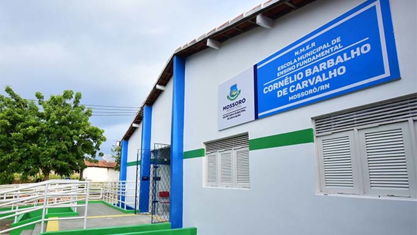 Imagem 1 - A Escola Municipal Cornélio Barbalho de Carvalho, localizada na comunidade Riacho Grande, zona rural de Mossoró, foi completamente revitalizada e agora está em condições adequadas para receber alunos, professores e toda a comunidade. É a primeira vez, em mais de 40 anos de existência, que a escola passa por uma ampla manutenção. A entrega acontece próxima terça-feira (30), às 16h. Desde o início da gestão municipal 18 unidades de educação já foram entregues à população mossoroense. Imagem 1 - A Escola Municipal Cornélio Barbalho de Carvalho, localizada na comunidade Riacho Grande, zona rural de Mossoró, foi completamente revitalizada e agora está em condições adequadas para receber alunos, professores e toda a comunidade. É a primeira vez, em mais de 40 anos de existência, que a escola passa por uma ampla manutenção. A entrega acontece próxima terça-feira (30), às 16h. Desde o início da gestão municipal 18 unidades de educação já foram entregues à população mossoroense.