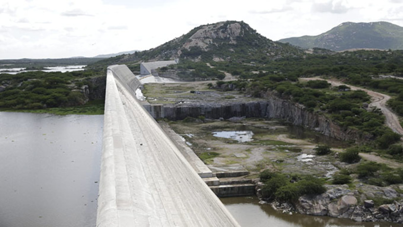 Imagem 1 - Serão liberados nos próximos dias R$ 19,5 milhões para as obras do Ramal Apodi/Mossoró da Transposição e R$ 2 milhões para Passagem das Traíras. O Gabinete do Ministro também confirmou a inclusão no cronograma de liberações uma verba de R$ 48,8 milhões para o Complexo Oiticica, em Jucurutu. "O ramal Apodi-Mossoró, assim como as demais obras hídricas no RN, é de extrema importância e venho empenhada na construção e conclusão desde quando exercia mandato no Senado", afirmou a governadora Fátima Bezerra. Imagem 1 - Serão liberados nos próximos dias R$ 19,5 milhões para as obras do Ramal Apodi/Mossoró da Transposição e R$ 2 milhões para Passagem das Traíras. O Gabinete do Ministro também confirmou a inclusão no cronograma de liberações uma verba de R$ 48,8 milhões para o Complexo Oiticica, em Jucurutu. "O ramal Apodi-Mossoró, assim como as demais obras hídricas no RN, é de extrema importância e venho empenhada na construção e conclusão desde quando exercia mandato no Senado", afirmou a governadora Fátima Bezerra.