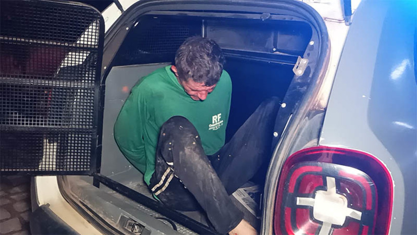 Imagem 1 - Tornozelado volta a ser preso por estuprar adolescente de 12 anos, em Mossoró. O caso aconteceu na noite deste domingo (28), no Planalto 13 de Maio. O homem, identificado como Lázaro Tavares de Oliveira, de 49 anos, era vizinho da vítima, um menino de 12 anos. De acordo com o delegado Renato Oliveira, o menor havia chegado da igreja e foi até a casa do suspeito, onde sofreu a agressão sexual. A Polícia Militar foi acionada por outros vizinhos que perceberam a movimentação. Eles ainda tentaram linchar Lázaro antes da chegada da viatura, mas ele conseguiu fugir, sendo capturado pouco tempo depois, nas proximidades do local. O homem já respondi em liberdade monitorada por outro crime de estupro de vulnerável. Imagem 1 - Tornozelado volta a ser preso por estuprar adolescente de 12 anos, em Mossoró. O caso aconteceu na noite deste domingo (28), no Planalto 13 de Maio. O homem, identificado como Lázaro Tavares de Oliveira, de 49 anos, era vizinho da vítima, um menino de 12 anos. De acordo com o delegado Renato Oliveira, o menor havia chegado da igreja e foi até a casa do suspeito, onde sofreu a agressão sexual. A Polícia Militar foi acionada por outros vizinhos que perceberam a movimentação. Eles ainda tentaram linchar Lázaro antes da chegada da viatura, mas ele conseguiu fugir, sendo capturado pouco tempo depois, nas proximidades do local. O homem já respondi em liberdade monitorada por outro crime de estupro de vulnerável.