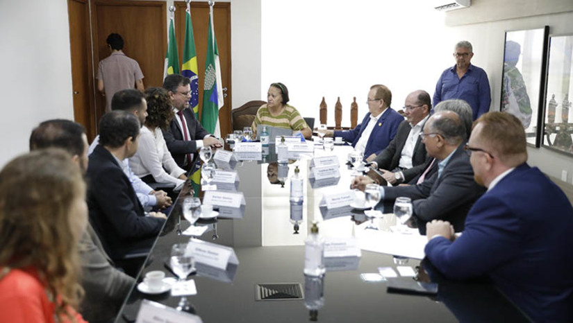 Imagem 1 - Governo do RN e EDF Renewables assinam acordo para projeto eólico offshore. Um Memorando de Entendimentos para desenvolver ações de cooperação mútua e intercâmbio visando o desenvolvimento de projetos de geração de energia eólica offshore e produção de hidrogênio verde no Estado foi assinado nesta segunda-feira (29). A empresa tem planos de desenvolver, construir, operar e manter um complexo eólico em alto mar, no litoral do Rio Grande do Norte, com capacidade estimada de até 2 GW e previsão de início das atividades em 2030. Imagem 1 - Governo do RN e EDF Renewables assinam acordo para projeto eólico offshore. Um Memorando de Entendimentos para desenvolver ações de cooperação mútua e intercâmbio visando o desenvolvimento de projetos de geração de energia eólica offshore e produção de hidrogênio verde no Estado foi assinado nesta segunda-feira (29). A empresa tem planos de desenvolver, construir, operar e manter um complexo eólico em alto mar, no litoral do Rio Grande do Norte, com capacidade estimada de até 2 GW e previsão de início das atividades em 2030.
