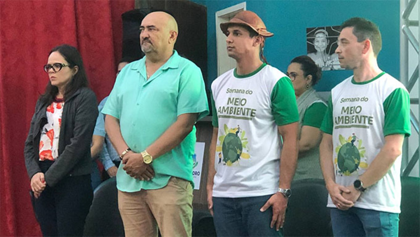 Imagem 1 - O gestor afirma que despoluir o rio e urbaniza-lo é o grande desafio as autoridades. Observou que cabe a CAERN/Governo do Estado concluir o saneamento básico e não mais jogar esgoto no leito do rio e cabe a Prefeitura investir na urbanização das margens do rio, tornando-o agradável a população. Allyson volta a criticar os serviços da CAERN e diz que é preciso um amplo debate sobre o assaunto. As colocações do prefeito Allyson Bezerra foi um pouco antes do lançamento da Semana do Meio Ambiente, na tarde desta segunda-feira, 29, na Estação das Artes Eliseu Ventania, no Centro de Mossoró. Imagem 1 - O gestor afirma que despoluir o rio e urbaniza-lo é o grande desafio as autoridades. Observou que cabe a CAERN/Governo do Estado concluir o saneamento básico e não mais jogar esgoto no leito do rio e cabe a Prefeitura investir na urbanização das margens do rio, tornando-o agradável a população. Allyson volta a criticar os serviços da CAERN e diz que é preciso um amplo debate sobre o assaunto. As colocações do prefeito Allyson Bezerra foi um pouco antes do lançamento da Semana do Meio Ambiente, na tarde desta segunda-feira, 29, na Estação das Artes Eliseu Ventania, no Centro de Mossoró.