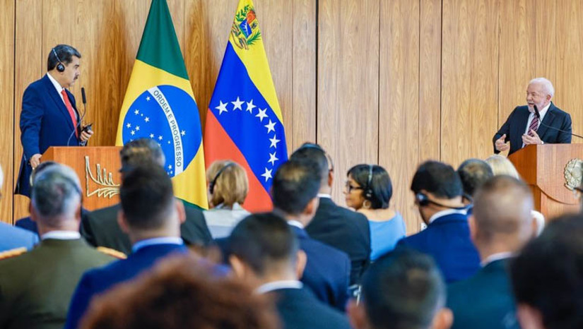 Imagem 1 -  “Recuperamos o direito de fazer políticas internacionais com seriedade”, diz Lula. O presidente do Brasil concedeu entrevista coletiva, nesta segunda-feira (29), após reunião com o presidente da Venezuela, Nicolás Maduro, que esteve em Brasília para uma reunião bilateral, no Palácio do Planalto. Segundo Lula, um dos principais objetivos do encontro é recuperar o patamar comercial entre os dois países, que hoje caiu para menos de um terço do total registrado em 2013. “A gente tinha uma relação comercial que teve fluxo de praticamente US$ 6,6 bilhões e hoje tem pouco menos de US$ 2 bilhões. Isso é ruim para a Venezuela e é ruim para o Brasil”, disse.