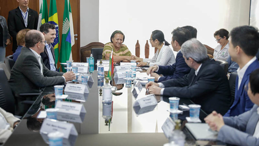 Imagem 1 - Mais duas empresas chinesas sinalizam interesse no projeto do Porto-Indústria Verde do RN. A governadora Fátima Bezerra apresentou o projeto do empreendimento, nesta segunda-feira (29), a um grupo de investidores chineses da China Communications Construction Company (CCCC), uma das maiores empresas de infraestrutura do mundo, e da Concremat Engenharia (representante da CCCC no Brasil). As empresas sinalizaram que irão assinar um Termo de Cooperação com o Governo do Estado para a viabilidade de parceria no projeto. Imagem 1 - Mais duas empresas chinesas sinalizam interesse no projeto do Porto-Indústria Verde do RN. A governadora Fátima Bezerra apresentou o projeto do empreendimento, nesta segunda-feira (29), a um grupo de investidores chineses da China Communications Construction Company (CCCC), uma das maiores empresas de infraestrutura do mundo, e da Concremat Engenharia (representante da CCCC no Brasil). As empresas sinalizaram que irão assinar um Termo de Cooperação com o Governo do Estado para a viabilidade de parceria no projeto.