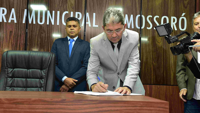 Imagem 1 - Novos vereadores: Tony Cabelos e Ozaniel Mesquita são empossados na Câmara de Mossoró. Eles substituem Naldo Feitosa e Lamarque Oliveira, cassados pelo TSE. A cerimônia de posse aconteceu nesta terça-feira (30). Parlamentares na legislatura passada (2017/2020), Tony Cabelos e Ozaniel Mesquita obtiveram 2.219 e 1.460 votos, respectivamente, na eleição de 2020 e estavam na suplência. Com a diplomação, realizada sexta-feira (26), assumem como titulares para mandatos de 30 de maio de 2023 a 31 de dezembro de 2024. Imagem 1 - Novos vereadores: Tony Cabelos e Ozaniel Mesquita são empossados na Câmara de Mossoró. Eles substituem Naldo Feitosa e Lamarque Oliveira, cassados pelo TSE. A cerimônia de posse aconteceu nesta terça-feira (30). Parlamentares na legislatura passada (2017/2020), Tony Cabelos e Ozaniel Mesquita obtiveram 2.219 e 1.460 votos, respectivamente, na eleição de 2020 e estavam na suplência. Com a diplomação, realizada sexta-feira (26), assumem como titulares para mandatos de 30 de maio de 2023 a 31 de dezembro de 2024.