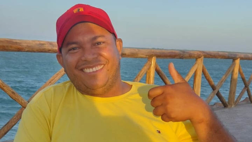 Imagem 1 - Homem raptado em Pendências é encontrado morto no município de Porto do Mangue. A vítima foi identificada como Possidônio de Melo Rodrigues, de 32 anos. De acordo com a Polícia Militar, a guarnição foi acionada para ocorrência por volta das 12h30 desta terça-feira (30). O homem estava em uma praça do município de Pendência, quando foi abordado por homens armados. Ele foi colocado dentro de um veículo e levado do local. O corpo estava em uma estrada carroçável da Vila Tocantins, com diversas perfurações compatíveis com disparos de arma de fogo. Imagem 1 - Homem raptado em Pendências é encontrado morto no município de Porto do Mangue. A vítima foi identificada como Possidônio de Melo Rodrigues, de 32 anos. De acordo com a Polícia Militar, a guarnição foi acionada para ocorrência por volta das 12h30 desta terça-feira (30). O homem estava em uma praça do município de Pendência, quando foi abordado por homens armados. Ele foi colocado dentro de um veículo e levado do local. O corpo estava em uma estrada carroçável da Vila Tocantins, com diversas perfurações compatíveis com disparos de arma de fogo.