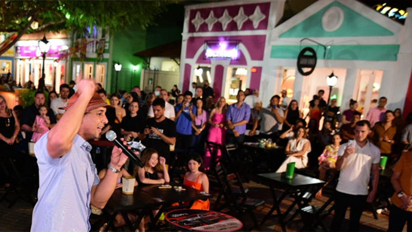 Imagem 1 - Praça da Convivência foi reaberta ao público nesta noite de terça-feira (30), com 23 lojas, gerando 300 empregos diretos e indiretos. O prefeito Allyson Bezerra, em discurso no local lembra que recebeu a estrutura quando assumiu totalmente destruída, assim como muitos outros prédios públicos, e recuperou completamente. Agora coloca em funcionamento através de parceria com a iniciativa privada. Os comerciantes analisam como “oportunidade maravilhosa”. Imagem 1 - Praça da Convivência foi reaberta ao público nesta noite de terça-feira (30), com 23 lojas, gerando 300 empregos diretos e indiretos. O prefeito Allyson Bezerra, em discurso no local lembra que recebeu a estrutura quando assumiu totalmente destruída, assim como muitos outros prédios públicos, e recuperou completamente. Agora coloca em funcionamento através de parceria com a iniciativa privada. Os comerciantes analisam como “oportunidade maravilhosa”.
