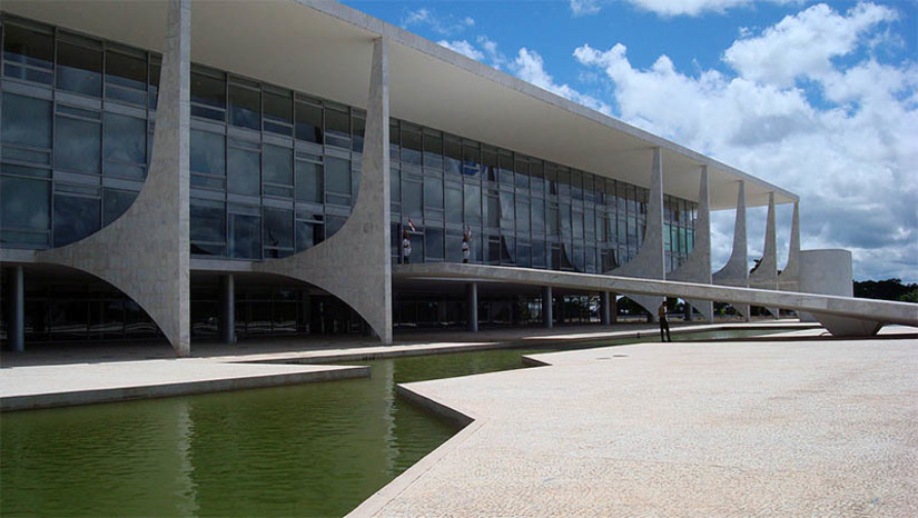   [COLUNA ESPLANADA] Diante de mais uma provável derrota no Congresso, o Planalto traçou um plano B para manter mudanças previstas em Medidas Provisórias que estão prestes a perderem a validade. Uma delas – a MP que estabeleceu um adicional de 50% no programa Auxílio Gás– caduca na sexta-feira. Caso não seja votada, o Governo pretende assegurar o pagamento extra por meio de decreto. Outra MP, que restituiu o chamado “voto de qualidade” do Conselho de Administração de Recursos Fiscais (Carf), também perde a validade na sexta. Avisado com antecedência por líderes de que a medida não será votada, o Palácio do Planalto decidiu enviar ao Congresso Nacional um projeto de lei – com mesmo teor – que tramita em caráter de urgência.
