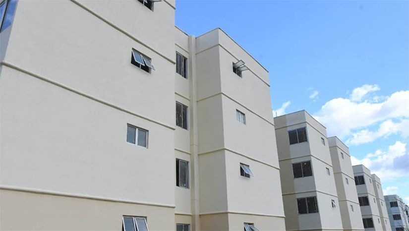 Imagem 1 - 300 apartamentos do Residencial Mossoró III devem ser concluídos ainda em 2023. Na tarde desta terça-feira (30), o prefeito Allyson Bezerra, esteve no local para uma visita técnica às obras que acabaram de ser retomadas. O gestor esteve acompanhado do secretário municipal de Programas e Projetos Estratégicos, Almir Mariano, e do gerente de Habitação da Caixa Econômica no Rio Grande do Norte, Ítalo Neves. O Residencial Mossoró III faz parte de um complexo habitacional de três condomínios com 300 apartamentos cada. No total, mais de 3,5 mil famílias serão beneficiadas com o complexo. Imagem 1 - 300 apartamentos do Residencial Mossoró III devem ser concluídos ainda em 2023. Na tarde desta terça-feira (30), o prefeito Allyson Bezerra, esteve no local para uma visita técnica às obras que acabaram de ser retomadas. O gestor esteve acompanhado do secretário municipal de Programas e Projetos Estratégicos, Almir Mariano, e do gerente de Habitação da Caixa Econômica no Rio Grande do Norte, Ítalo Neves. O Residencial Mossoró III faz parte de um complexo habitacional de três condomínios com 300 apartamentos cada. No total, mais de 3,5 mil famílias serão beneficiadas com o complexo.