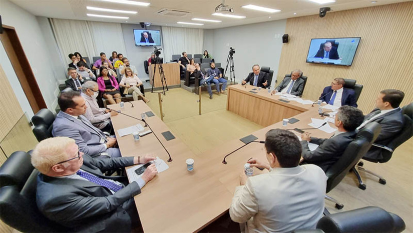 Imagem 1 -  CCJ da Assembleia aprova projeto que permite à Caern firmar parcerias público-privadas. O projeto de lei, apresentado pelo Governo do Estado, tem como objetivo permitir que a companhia possa atingir a universalização do esgotamento no Estado até 2033. De acordo com o presidente da Caern, Roberto Sérgio Linhares, a estatal deverá formalizar duas PPP's para atender a totalidade de municípios que hoje possuem contratos com a empresa no Estado. Para isso, é preciso atualizar a legislação em vigor atualmente no Estado relativa ao funcionamento da Caern.