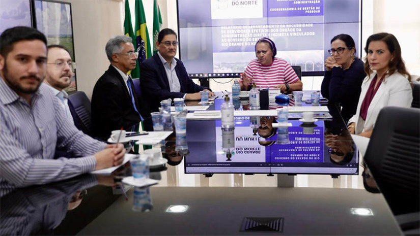 Imagem 1 - RN tem déficit de 22 mil servidores; gestão quer viabilizar concursos para preencher vagas. A governadora Fátima Bezerra esteve reunida com o secretário estadual da Administração, Pedro Lopes, para discutir a necessidade de recomposição do funcionalismo público estadual. O titular da Sead apresentou à governadora um relatório de levantamento da necessidade de servidores efetivos nos órgãos da administração direta e indireta, bem como uma projeção da evolução das finanças do Estado até 2032. O objetivo é viabilizar concursos que visem o preenchimento dessas vagas, as quais atualmente precisam de autorização do Tribunal de Contas do Estado, por meio de um Termo de Ajuste de Gestão. Imagem 1 - RN tem déficit de 22 mil servidores; gestão quer viabilizar concursos para preencher vagas. A governadora Fátima Bezerra esteve reunida com o secretário estadual da Administração, Pedro Lopes, para discutir a necessidade de recomposição do funcionalismo público estadual. O titular da Sead apresentou à governadora um relatório de levantamento da necessidade de servidores efetivos nos órgãos da administração direta e indireta, bem como uma projeção da evolução das finanças do Estado até 2032. O objetivo é viabilizar concursos que visem o preenchimento dessas vagas, as quais atualmente precisam de autorização do Tribunal de Contas do Estado, por meio de um Termo de Ajuste de Gestão.