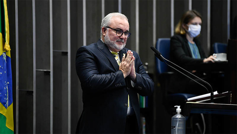   [COLUNA ESPLANADA] Depois de superar a desconfiança inicial de quem achava que ele iria fazer uma política partidária dentro da Petrobras, o presidente Jean Paul Prates capitalizou ações e medidas que reforçaram sua aprovação interna de todos os setores da empresa e do mercado. Como funcionário de carreira, Prates está promovendo a redução progressiva de derivados a fim de baratear o preço dos combustíveis. Aniquilou a política de equidade de preços com o mercado internacional e seu foco agora é “nacionalizar” a mão de obra, fornecedores e grandes serviços – caros e dispendiosos – que estavam sendo prestados por multinacionais. Está muito benquisto dentro do Palácio do Planalto.