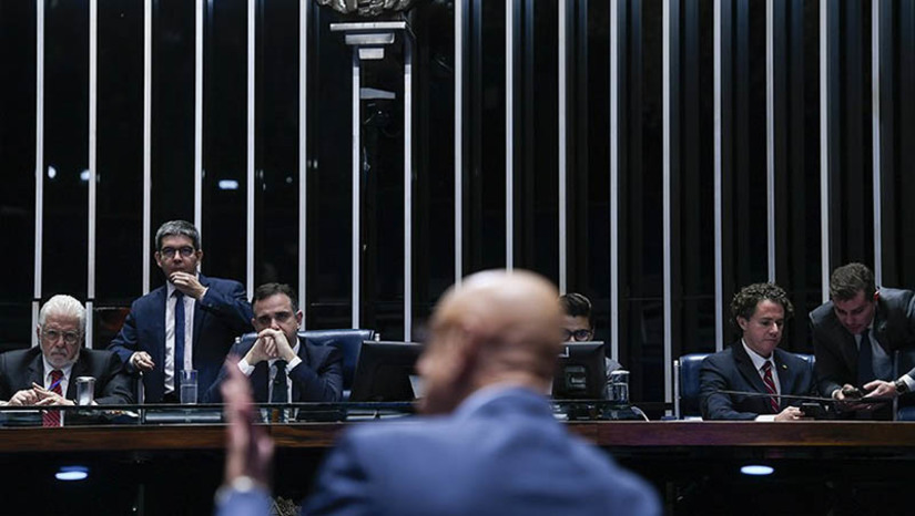 Imagem 1 - Senado mantém 37 pastas criadas por Lula, mas muda atribuições de algumas delas. O Senado aprovou nesta quinta-feira (1º), último dia de vigência, a medida provisória 1.154/2023, que reestrutura os ministérios do Poder Executivo. A matéria havia sido votada pela Câmara dos Deputados na noite de quarta-feira (31). Entre as principais mudanças, está o reconhecimento e a demarcação de terras indígenas que sai do Ministério dos Povos Indígenas e volta para o Ministério da Justiça e Segurança Pública. O MPI fica responsável por defender e gerir terras e territórios indígenas e pela Fundação Nacional dos Povos Indígenas (Funai); veja outras mudanças. Imagem 1 - Senado mantém 37 pastas criadas por Lula, mas muda atribuições de algumas delas. O Senado aprovou nesta quinta-feira (1º), último dia de vigência, a medida provisória 1.154/2023, que reestrutura os ministérios do Poder Executivo. A matéria havia sido votada pela Câmara dos Deputados na noite de quarta-feira (31). Entre as principais mudanças, está o reconhecimento e a demarcação de terras indígenas que sai do Ministério dos Povos Indígenas e volta para o Ministério da Justiça e Segurança Pública. O MPI fica responsável por defender e gerir terras e territórios indígenas e pela Fundação Nacional dos Povos Indígenas (Funai); veja outras mudanças.
