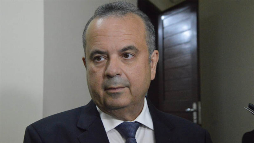 Imagem 1 - Rogério Marinho é condenado a perda de mandato por ação de improbidade administrativa. A ação investiga um suposto esquema de nomeação de cargos fantasmas na Câmara Municipal de Natal, na época em que Marinho foi vereador e presidente da Casa. O congressista foi condenado à perda da função pública, suspensão dos direitos políticos por oito anos, pagamento de multa civil, além de ficar proibido de contratar com o poder público ou receber benefícios ou incentivos fiscais ou creditícios pelo prazo de oito anos. A decisão de primeiro grau foi proferida pelo juiz Bruno Montenegro Ribeiro Dantas, da 6ª Vara da Fazenda Pública de Natal. O senador poderá recorrer da decisão, que não tem efeitos imediatos. Imagem 1 - Rogério Marinho é condenado a perda de mandato por ação de improbidade administrativa. A ação investiga um suposto esquema de nomeação de cargos fantasmas na Câmara Municipal de Natal, na época em que Marinho foi vereador e presidente da Casa. O congressista foi condenado à perda da função pública, suspensão dos direitos políticos por oito anos, pagamento de multa civil, além de ficar proibido de contratar com o poder público ou receber benefícios ou incentivos fiscais ou creditícios pelo prazo de oito anos. A decisão de primeiro grau foi proferida pelo juiz Bruno Montenegro Ribeiro Dantas, da 6ª Vara da Fazenda Pública de Natal. O senador poderá recorrer da decisão, que não tem efeitos imediatos.