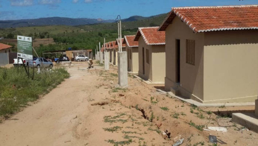 Imagem 1 - Lei que garante recursos para financiamento de programas de habitação no RN já está em vigor. Iniciativa do Governo do Estado, aprovada pela Assembleia Legislativa do RN, a Lei nº 11.453, de 1º de junho de 2023, que dispõe sobre o Fundo Estadual de Habitação de Interesse Social (FEHIS), garante recursos para o financiamento de programas de habitação de interesse social, ou seja, aqueles destinados às famílias em situação de vulnerabilidade social e em condições de habitabilidade precária. A nova Lei será implementada em consonância com a Política Nacional e Estadual de Habitação e com o Sistema Nacional de Habitação de Interesse Social (SNHIS). Imagem 1 - Lei que garante recursos para financiamento de programas de habitação no RN já está em vigor. Iniciativa do Governo do Estado, aprovada pela Assembleia Legislativa do RN, a Lei nº 11.453, de 1º de junho de 2023, que dispõe sobre o Fundo Estadual de Habitação de Interesse Social (FEHIS), garante recursos para o financiamento de programas de habitação de interesse social, ou seja, aqueles destinados às famílias em situação de vulnerabilidade social e em condições de habitabilidade precária. A nova Lei será implementada em consonância com a Política Nacional e Estadual de Habitação e com o Sistema Nacional de Habitação de Interesse Social (SNHIS).