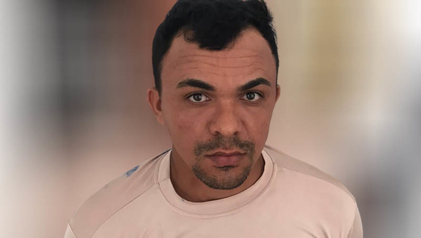 Imagem 1 - Polícia Civil prende homem suspeito de tentar matar outro por conta de um pen drive. A prisão de Francisco Lindomar de Lima, conhecido como Caiçara, foi preso nesta sexta-feira (2), no sítio Baixa do Fogo, no município de José da Penha. De acordo com informações do delegado Hércules Freitas, após uma discussão por conta de um pen drive, o suspeito desferiu golpes de faca contra outro homem, no dia 29 de abril, no município de Major Sales. Ele estava foragido desde então. Após a prisão, Caiçara foi levado para exames na sede do Itep e encaminhado para o sistema prisional, onde ficará à disposição da justiça. Imagem 1 - Polícia Civil prende homem suspeito de tentar matar outro por conta de um pen drive. A prisão de Francisco Lindomar de Lima, conhecido como Caiçara, foi preso nesta sexta-feira (2), no sítio Baixa do Fogo, no município de José da Penha. De acordo com informações do delegado Hércules Freitas, após uma discussão por conta de um pen drive, o suspeito desferiu golpes de faca contra outro homem, no dia 29 de abril, no município de Major Sales. Ele estava foragido desde então. Após a prisão, Caiçara foi levado para exames na sede do Itep e encaminhado para o sistema prisional, onde ficará à disposição da justiça.