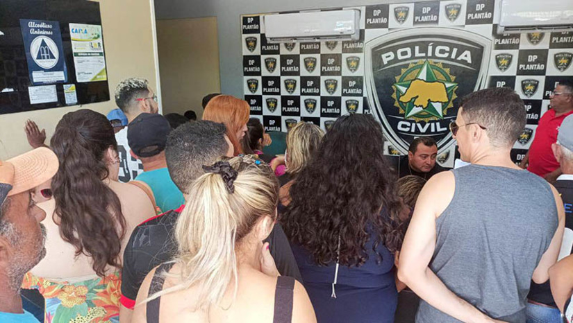 Imagem 1 -  Defur já registrou mais de 300 boletins de ocorrência relacionados a furtos durante o Pingo. É grande o movimento na delegacia, na manhã desta segunda-feira (5). De acordo com o delegado Paulo Torres, alguns aparelhos celulares já foram recuperados durante o final de semana e devolvidos aos proprietários. Outros estão chegando na delegacia nesta segunda e podem ser reclamados a partir das 14h. Dr. Paulo ainda reforçou a necessidade de levar o número do IMEI do aparelho para realização do BO, visto que apenas com este dado será possível acionar a Anatel e, futuramente, realizar o rastreio para tentar recuperar o objeto.