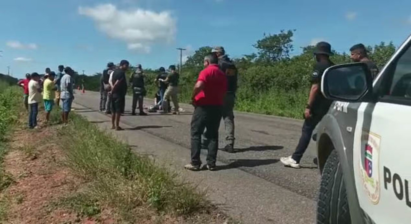 Imagem 1 - Homem é encontrado morto na RN 015 próximo a entrada de Baraúna. A vítima, identificada como Leodécio Rodrigues da Silva, de 53 anos, estava no meio da pista, nas proximidades da Comunidade de Juremal, a cerca de 10 km da zona urbana da cidade. O homem estava usando um capacete e apresentava uma fratura no pescoço. O delegado Luiz Antônio, que atendeu a ocorrência, acredita que ele possa ter caído da garupa de uma motocicleta e o condutor, ao perceber que o passageiro estava sem vida, fugiu do local. O caso foi registrado como possível crime de trânsito, mas ainda será investigado pela Delegacia de Polícia Civil de Baraúna. Imagem 1 - Homem é encontrado morto na RN 015 próximo a entrada de Baraúna. A vítima, identificada como Leodécio Rodrigues da Silva, de 53 anos, estava no meio da pista, nas proximidades da Comunidade de Juremal, a cerca de 10 km da zona urbana da cidade. O homem estava usando um capacete e apresentava uma fratura no pescoço. O delegado Luiz Antônio, que atendeu a ocorrência, acredita que ele possa ter caído da garupa de uma motocicleta e o condutor, ao perceber que o passageiro estava sem vida, fugiu do local. O caso foi registrado como possível crime de trânsito, mas ainda será investigado pela Delegacia de Polícia Civil de Baraúna.