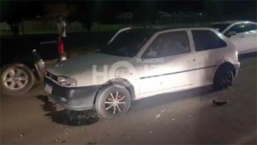 Imagem 1 - Motorista é atingido por dois tiros, mas escapa de atentado na João da Escóssia, em Mossoró. O crime aconteceu na noite deste domingo (4), o carro em que a vítima estava, acompanhada de uma segunda pessoa, foi abordado e alvejado por diversos disparos de arma de fogo de, pelo menos, três calibres diferentes. De acordo com o delegado Luiz Antônio, o alvo era o condutor do veículo. Apesar da quantidade de tiros, ele foi atingido por apenas dois disparos, tendo um atingido seu rosto e o outro uma das pernas. O homem, que não teve o nome divulgado, conseguiu fugir do local tomando de assalto uma motocicleta e foi localizado pela Polícia Militar pouco tempo depois. Ele foi socorrido para uma unidade de saúde. A Polícia Civil vai investigar a motivação e autoria do crime. Imagem 1 - Motorista é atingido por dois tiros, mas escapa de atentado na João da Escóssia, em Mossoró. O crime aconteceu na noite deste domingo (4), o carro em que a vítima estava, acompanhada de uma segunda pessoa, foi abordado e alvejado por diversos disparos de arma de fogo de, pelo menos, três calibres diferentes. De acordo com o delegado Luiz Antônio, o alvo era o condutor do veículo. Apesar da quantidade de tiros, ele foi atingido por apenas dois disparos, tendo um atingido seu rosto e o outro uma das pernas. O homem, que não teve o nome divulgado, conseguiu fugir do local tomando de assalto uma motocicleta e foi localizado pela Polícia Militar pouco tempo depois. Ele foi socorrido para uma unidade de saúde. A Polícia Civil vai investigar a motivação e autoria do crime.