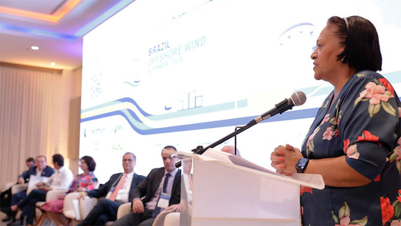 Imagem 1 - Fátima Bezerra defende aprovação de marco regulatório da energia offshore. Projeto de lei neste sentido, de autoria do ex-senador e atual presidente da Petrobras, Jean Paul Prates, foi aprovado pelo Senado em agosto do ano passado, mas ainda precisa ser votado na Câmara dos Deputados. Durante sua participação na abertura do "Brazil Offshore Wind & Power-to-X 2023", realizada nesta segunda (5), a governadora do RN destacou a importância da regulamentação para o futuro do desenvolvimento do Estado. “No mar, nosso potencial é enorme, superando a capacidade instalável de 55 GigaWatts, isso apenas em áreas consideradas aptas, sem a interferência com atividades existentes ou com alguma restrição. No geral, nosso potencial supera os 140 GW”, afirmou. Imagem 1 - Fátima Bezerra defende aprovação de marco regulatório da energia offshore. Projeto de lei neste sentido, de autoria do ex-senador e atual presidente da Petrobras, Jean Paul Prates, foi aprovado pelo Senado em agosto do ano passado, mas ainda precisa ser votado na Câmara dos Deputados. Durante sua participação na abertura do "Brazil Offshore Wind & Power-to-X 2023", realizada nesta segunda (5), a governadora do RN destacou a importância da regulamentação para o futuro do desenvolvimento do Estado. “No mar, nosso potencial é enorme, superando a capacidade instalável de 55 GigaWatts, isso apenas em áreas consideradas aptas, sem a interferência com atividades existentes ou com alguma restrição. No geral, nosso potencial supera os 140 GW”, afirmou.
